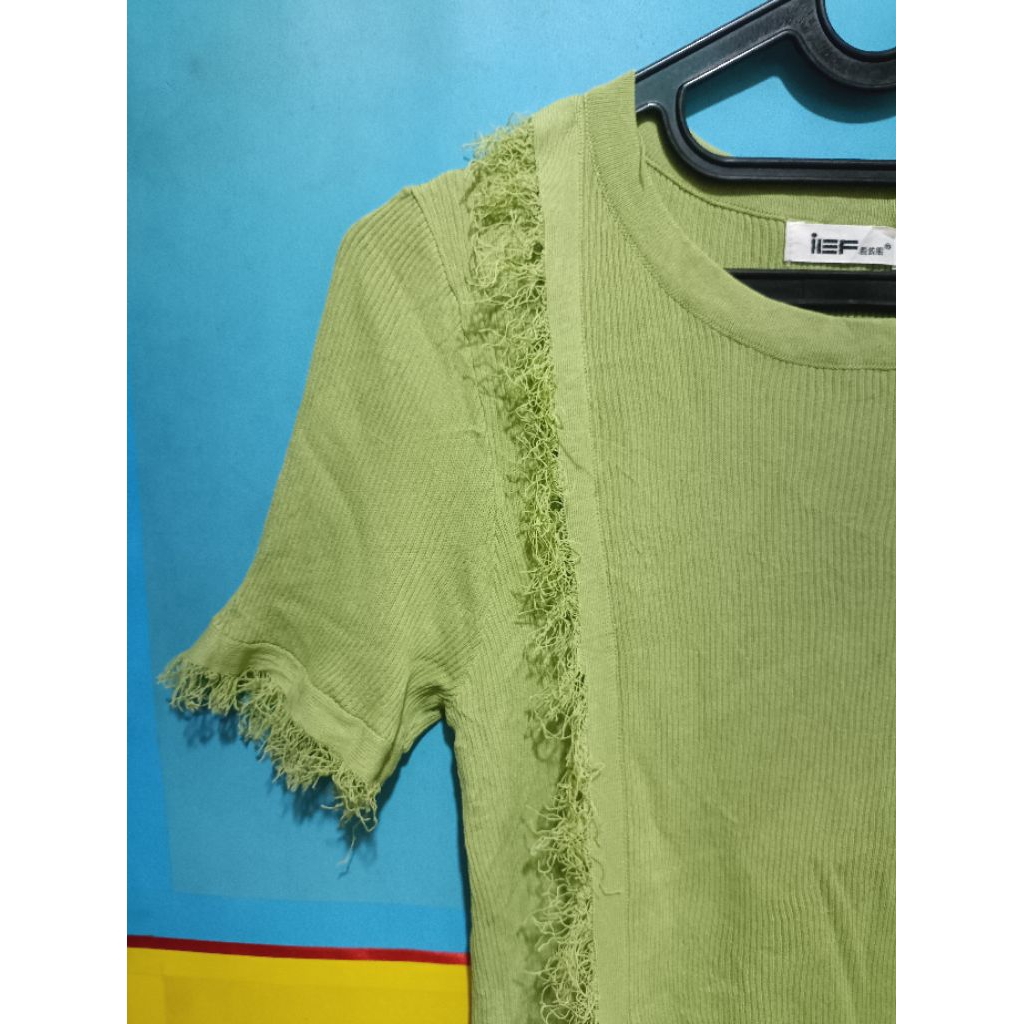 Atasan wanita rajut hijau daun kriwil