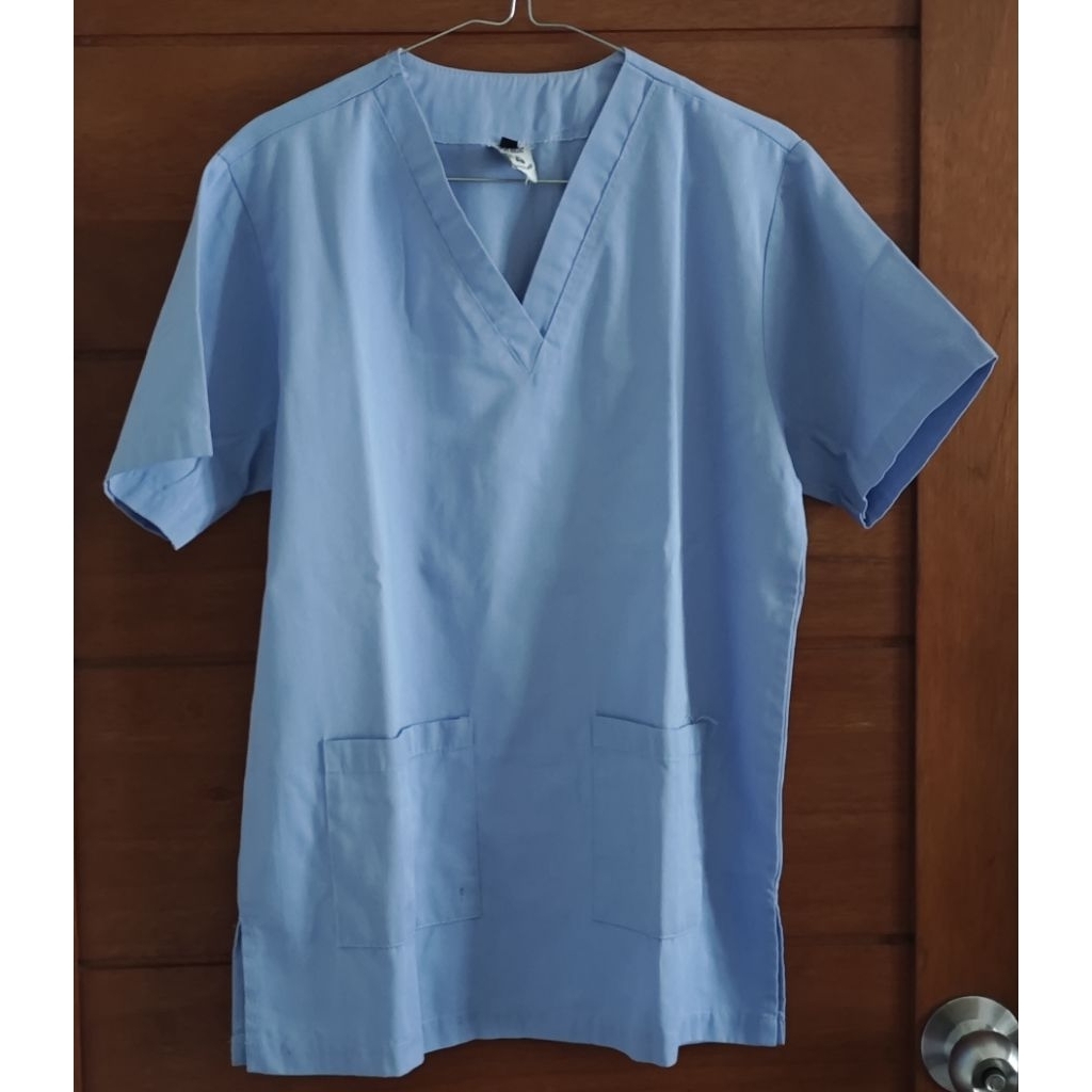 [Preloved] Baju OK / Baju Jaga / Scrub Medis V-neck Lengan Pendek - Merk DOCHS MEDIC - Warna Baby Bl