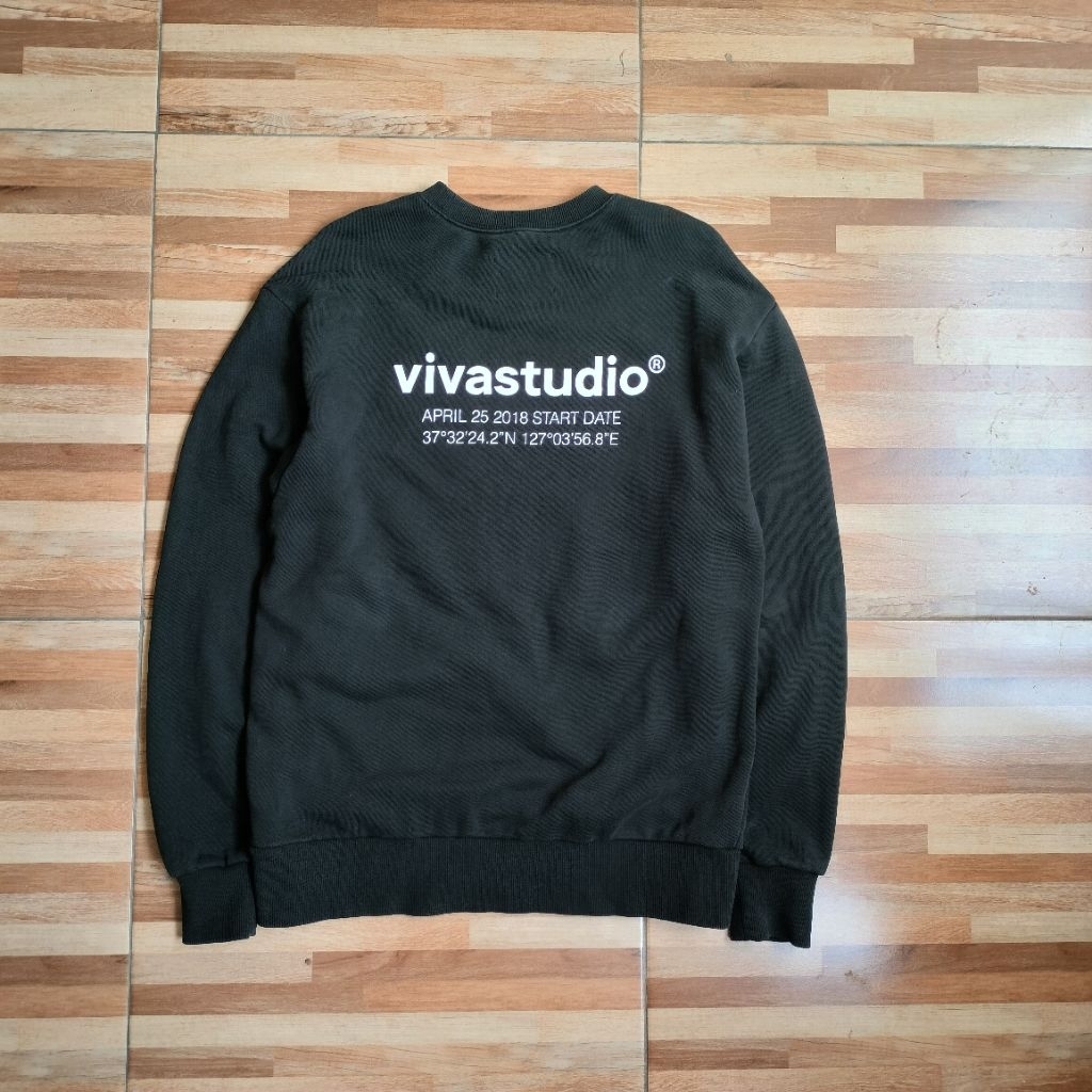 Vivastudio Crewneck Hitam Tebal