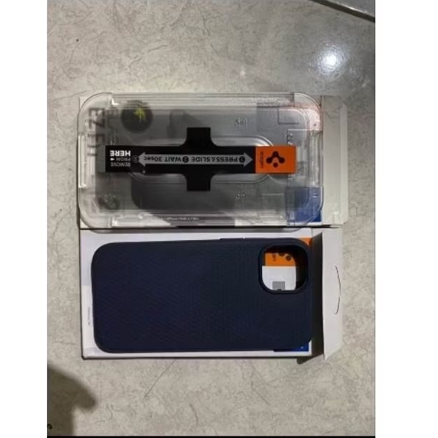 Case Spigen + Tempred glass Iphone 13