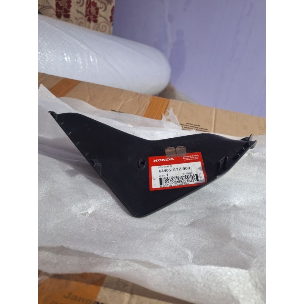 louver cover sayap dalam R kanan honda supra x125 X 125 helm in original ahm honda 64405-KYZ-900