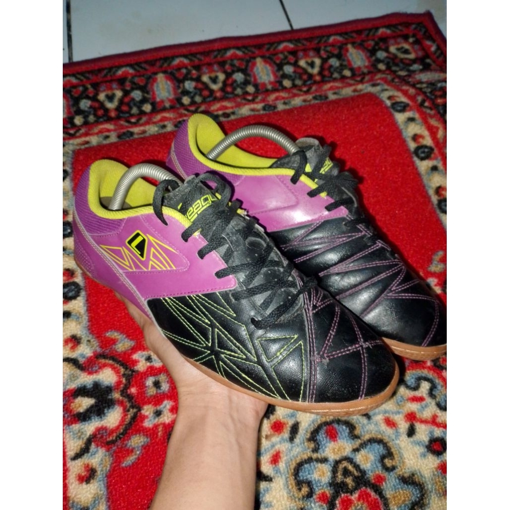 sepatu futsal League Gioro III Street Elite berwarna ungu dan hitam