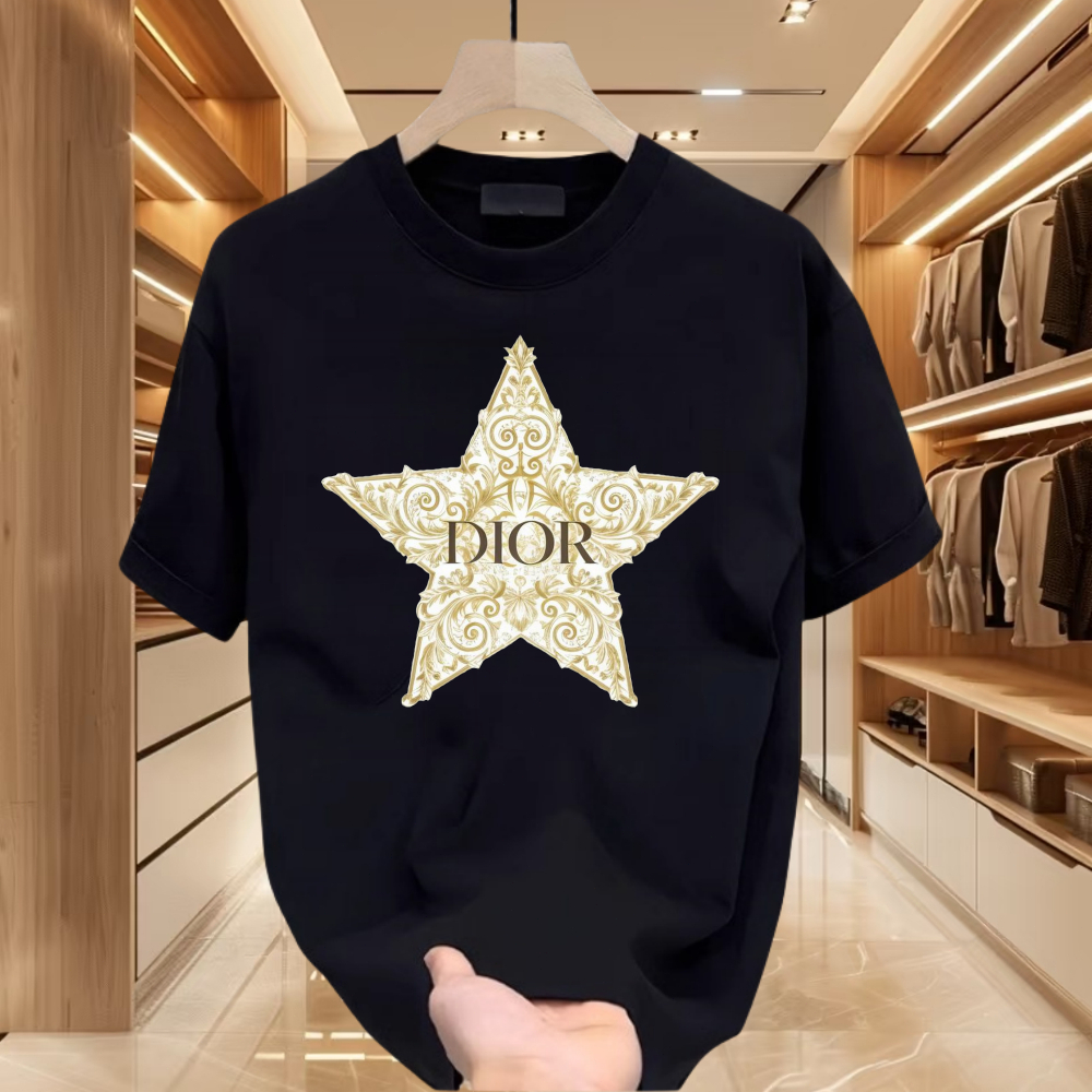COD Kaos Hitam Pria Desain Logo Dior Klasik dengan Bintang Emas Ornamen untuk Gaya Mewah Elegan