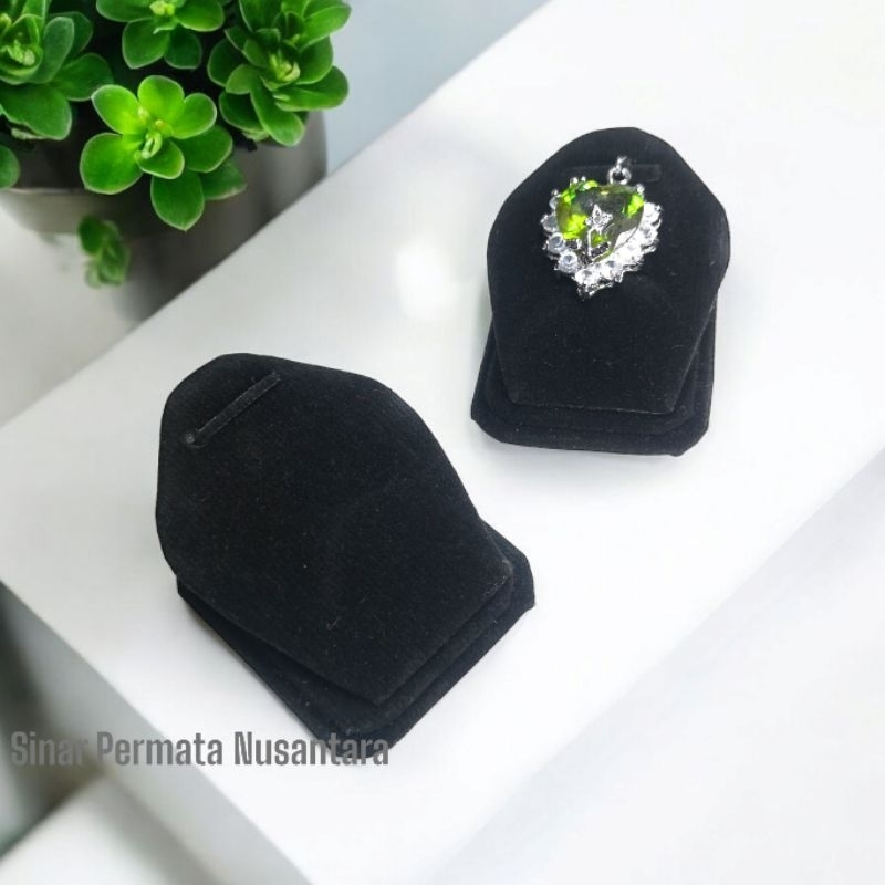 Display perhiasan liontin anting giwang full bludru mewah elegan