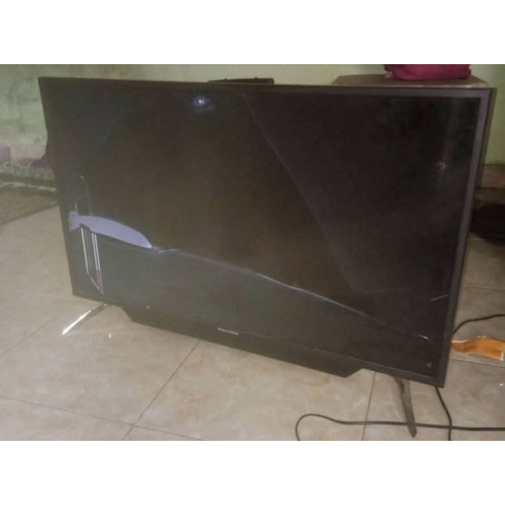 TV POLYTRON PLD40D150/ RUSAK PECAH