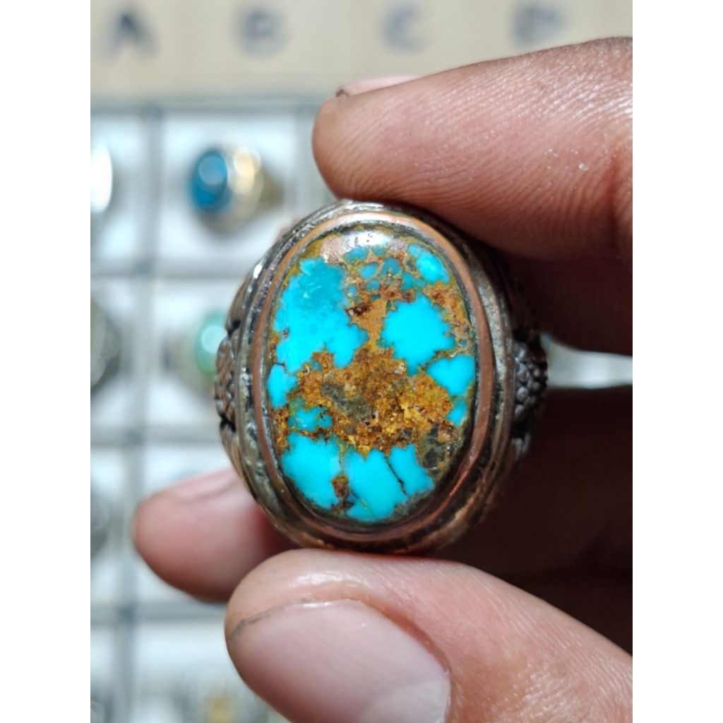 Pirus Persia Serat Emas