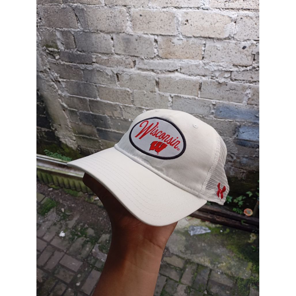 TOPI WISCONSIN UNDER ARMOUR