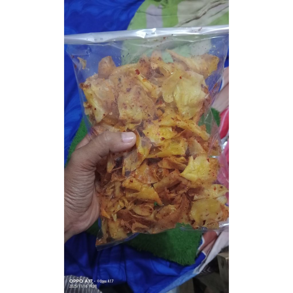 keripik kriwil pedas