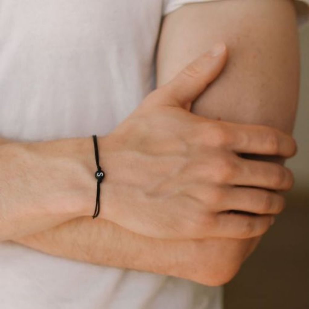Gelang Tali Hitam Inisial Nama Adjustable/Gelang Huruf/Gelang Frienship/Gelang Couple