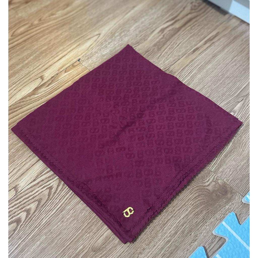 Buttonscarves Tapis Embossed Ruby (preloved)