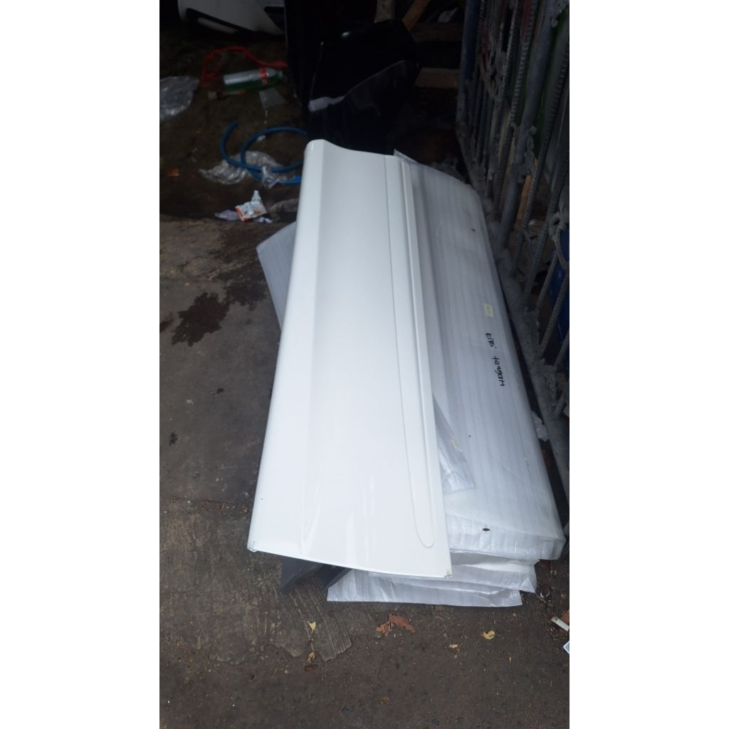 Moulding Pintu Luxio Belakang kiri warna Putih