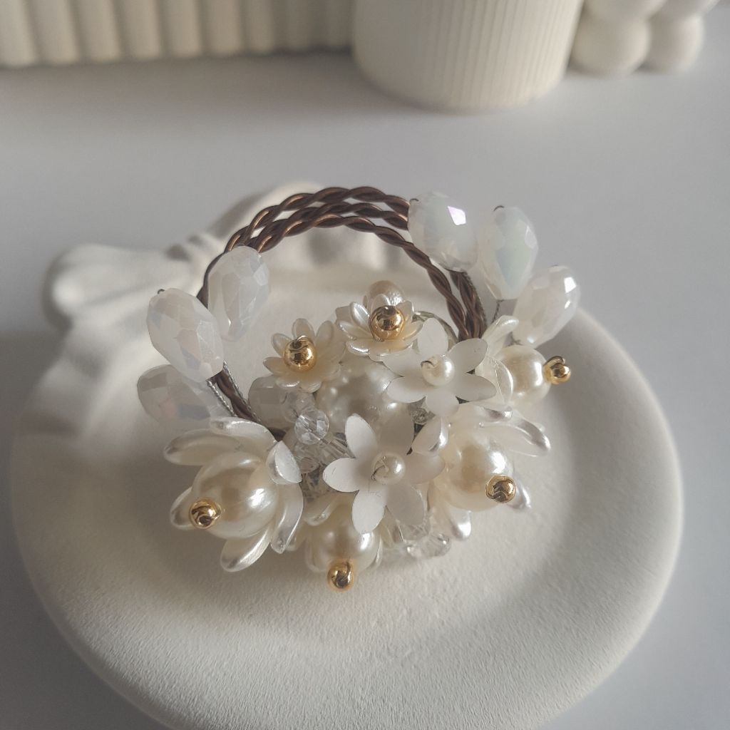 Bros bunga bouquet putih
