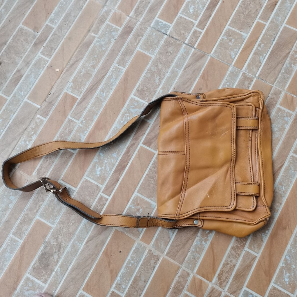 1046. TAS SLEMPANG KULIT SAPI WARNA KUNING   PRELOVED
