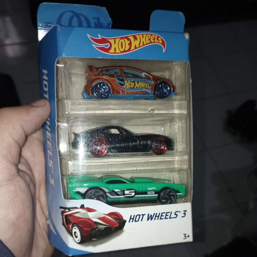 mobilan diecast hot wheels isi tiga ada govnernya