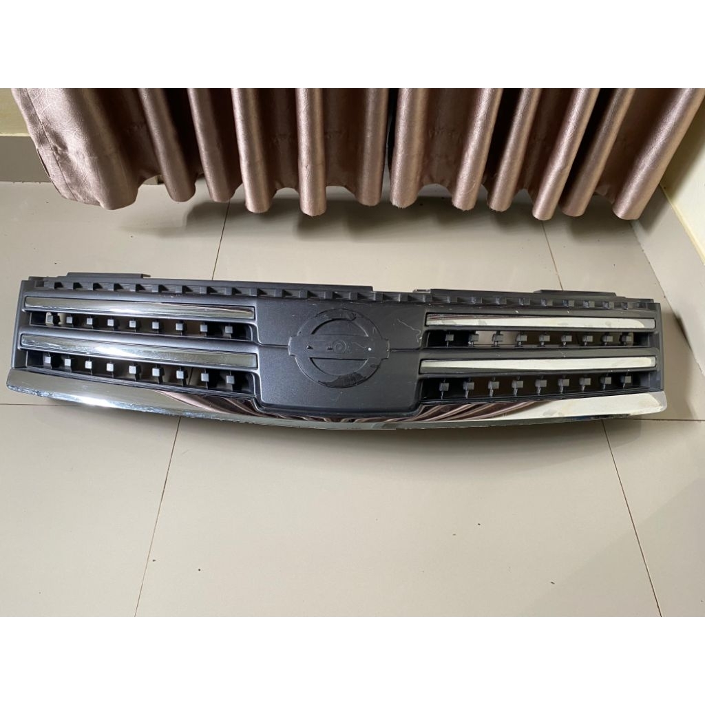Grill gril lambang depan nissan Livina ultimate 2007 2010 original