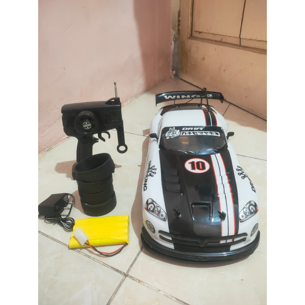 mobil remot sedan warna putih RC drift besar 1:10