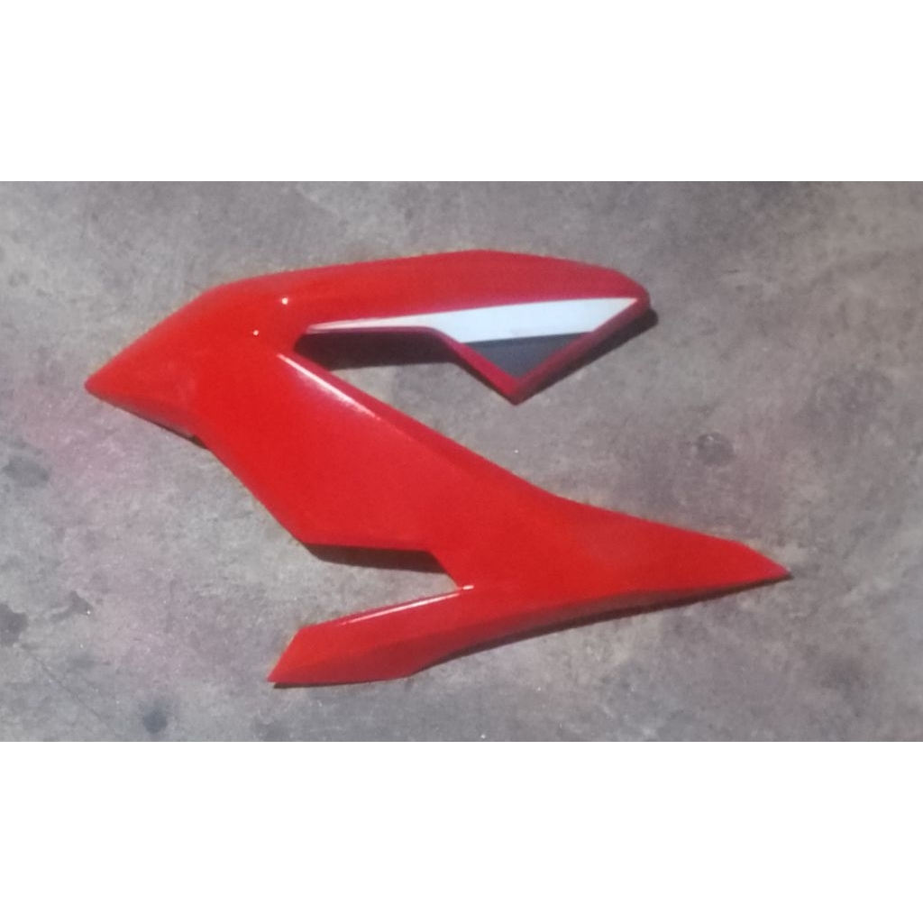 Shround kupingan sayap tangki cb 150r v3 merah kiri original second