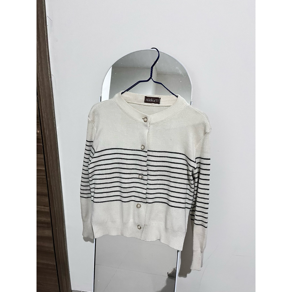 Preloved Sweater Garis Hitam Putih