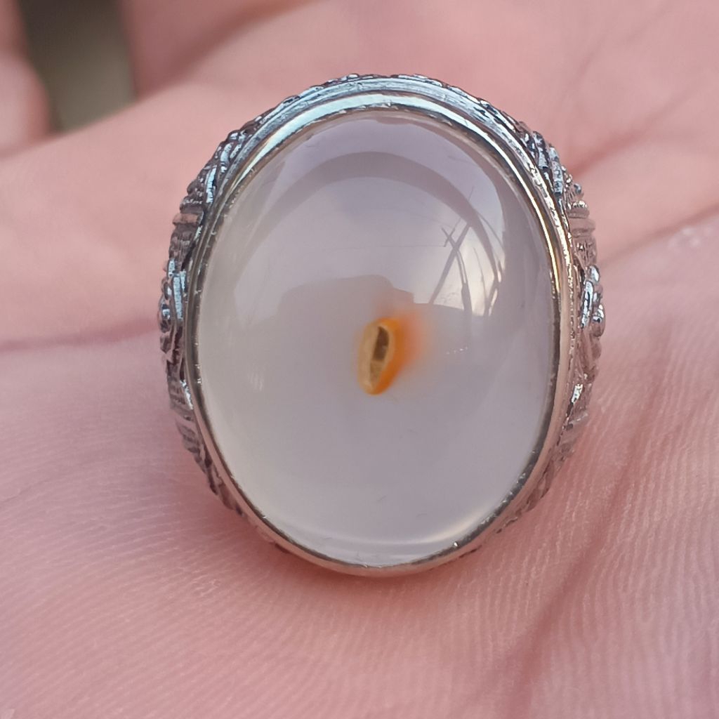 batu kalsedon putih motiv combong