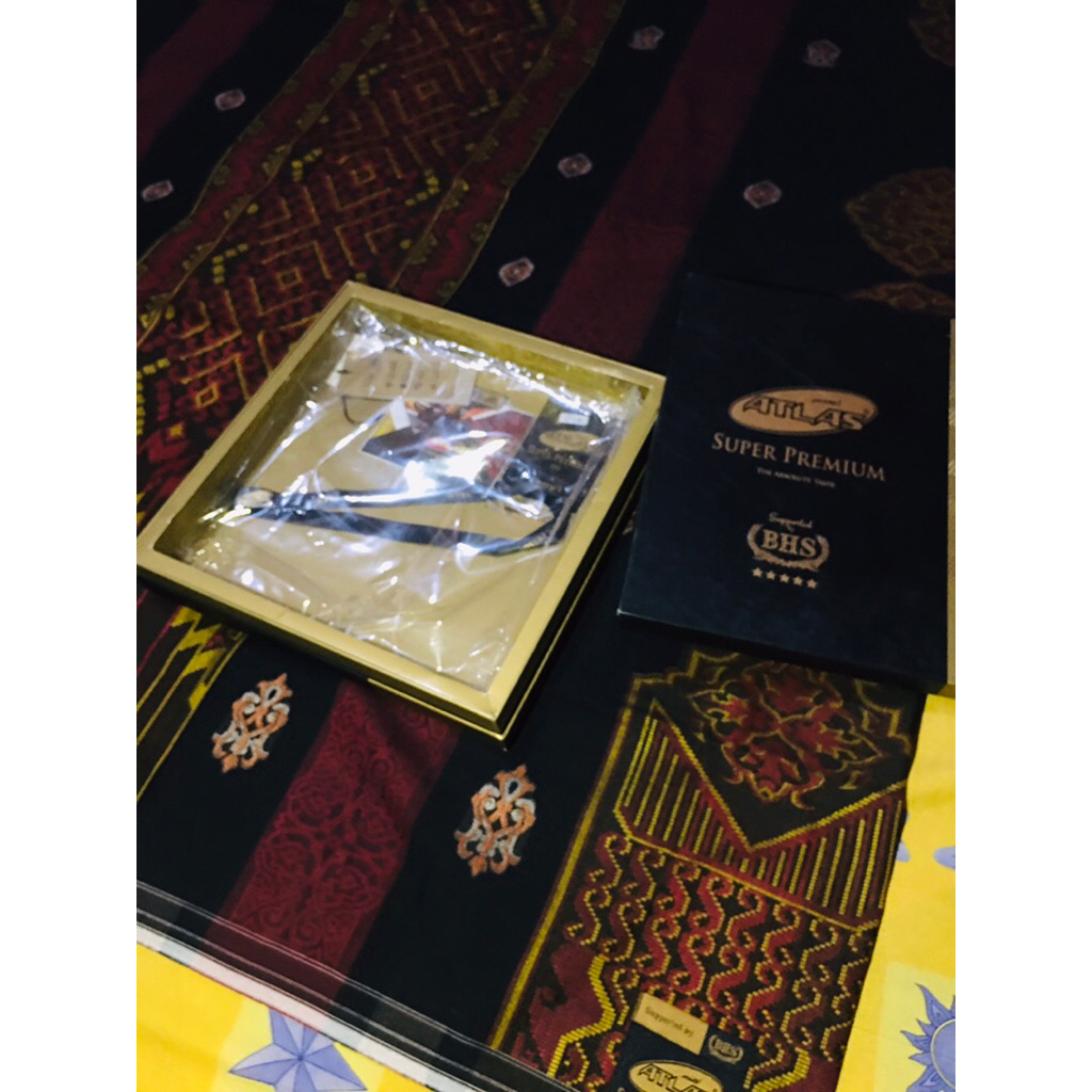 SARUNG ATLAS SUPER PREMIUM 980 GOLD second like new fullset box gantungan stiker
