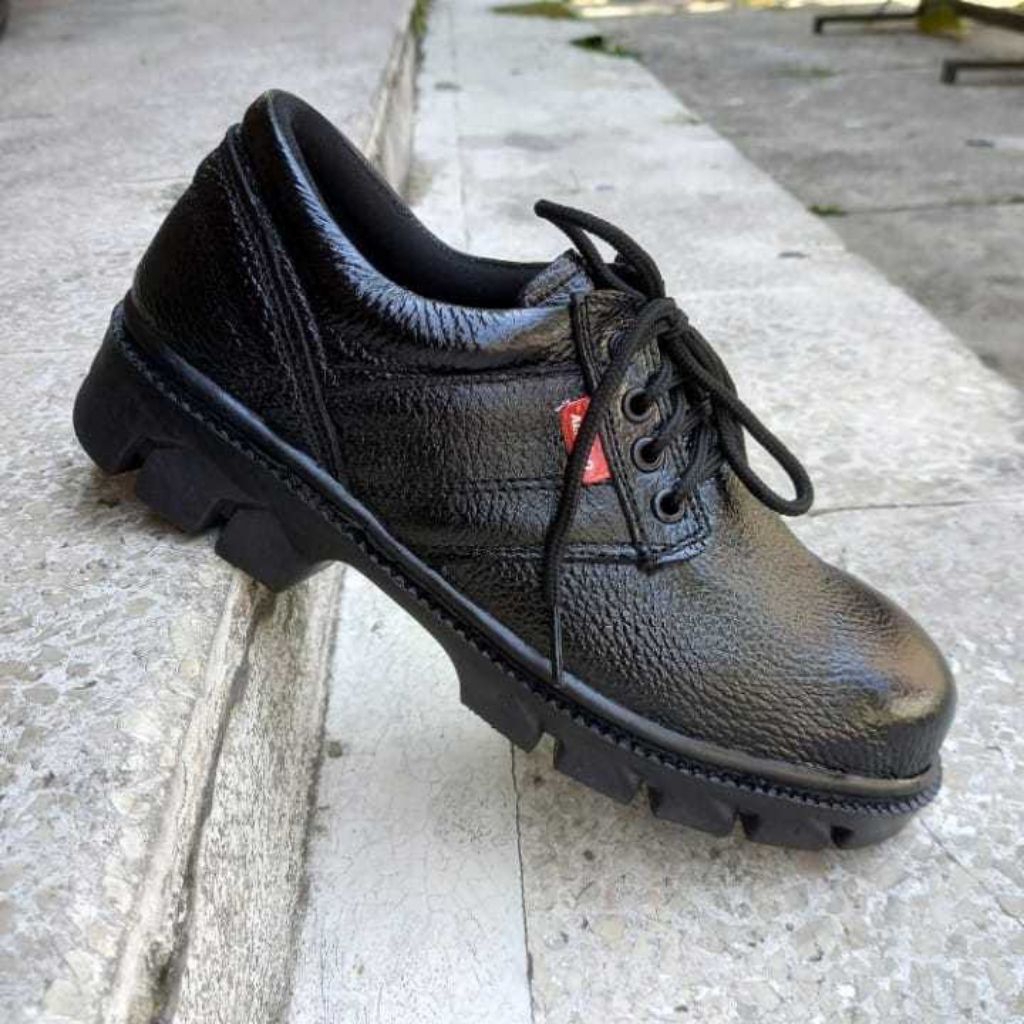 sepatu safty warna hitam pria