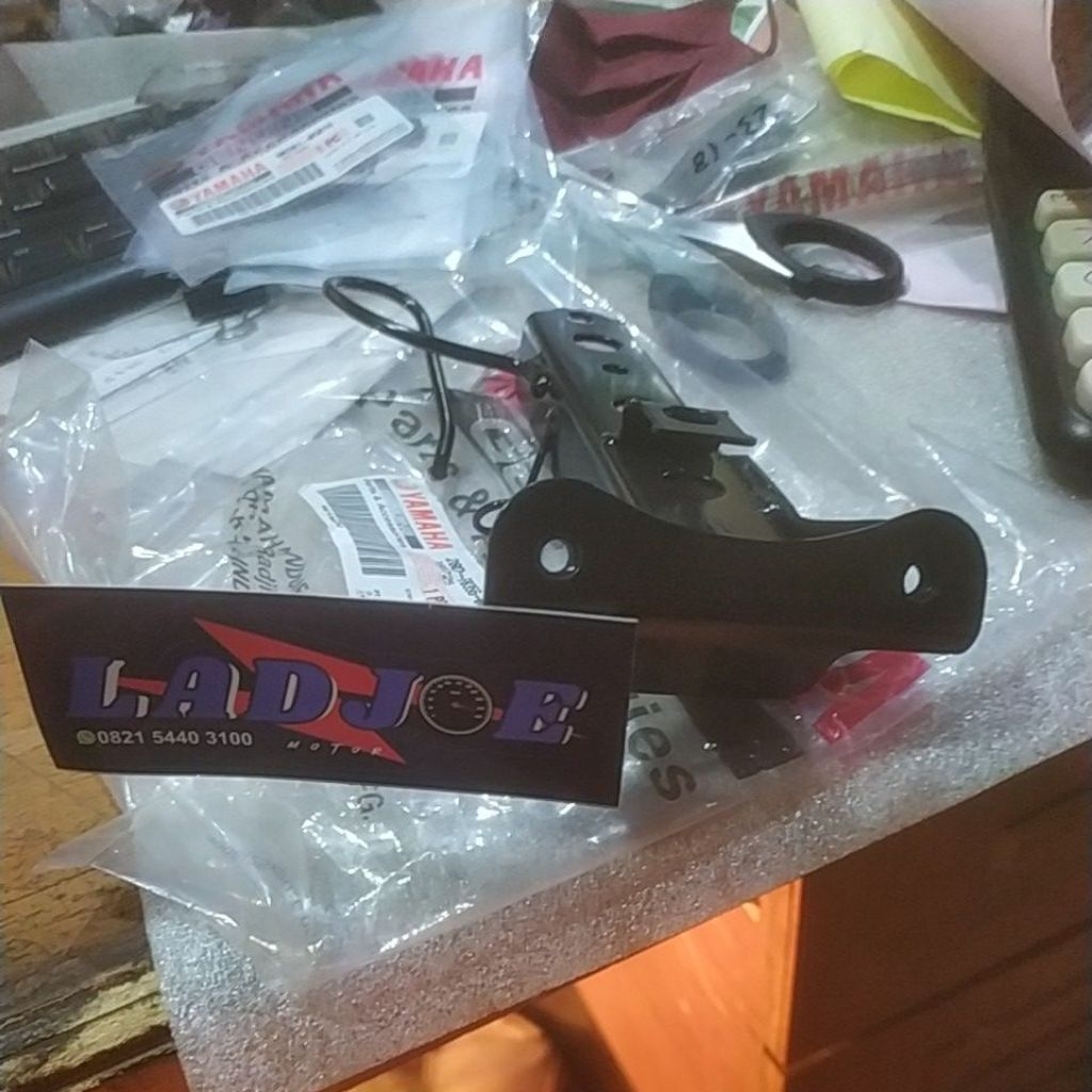 stay bracket/breket tameng depan Mio sporty/28d-f8356-00/yamaha
