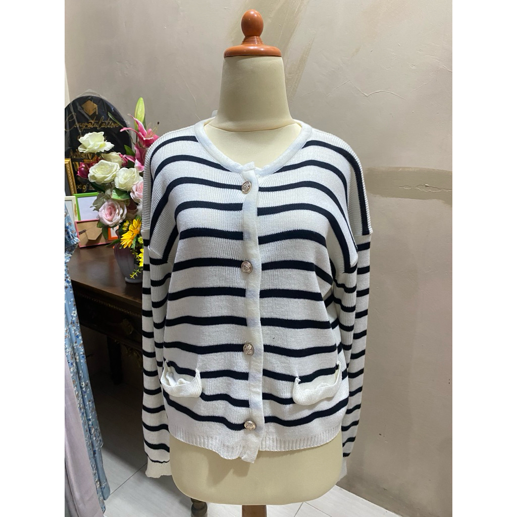 Aisy - Cardigan knit tebal putih list hitam/ Cardigan sweater rajut tebal hitam putih
