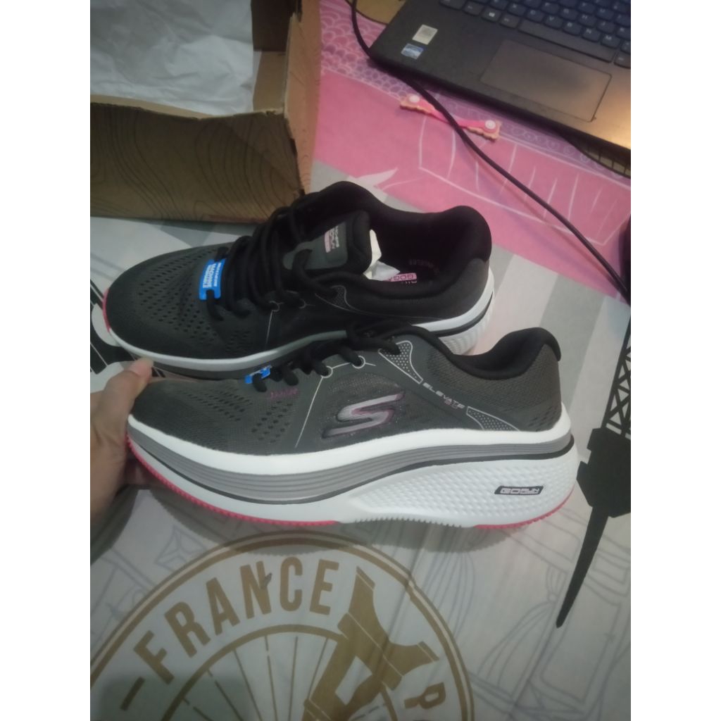 Skechers GO RUN Elevate