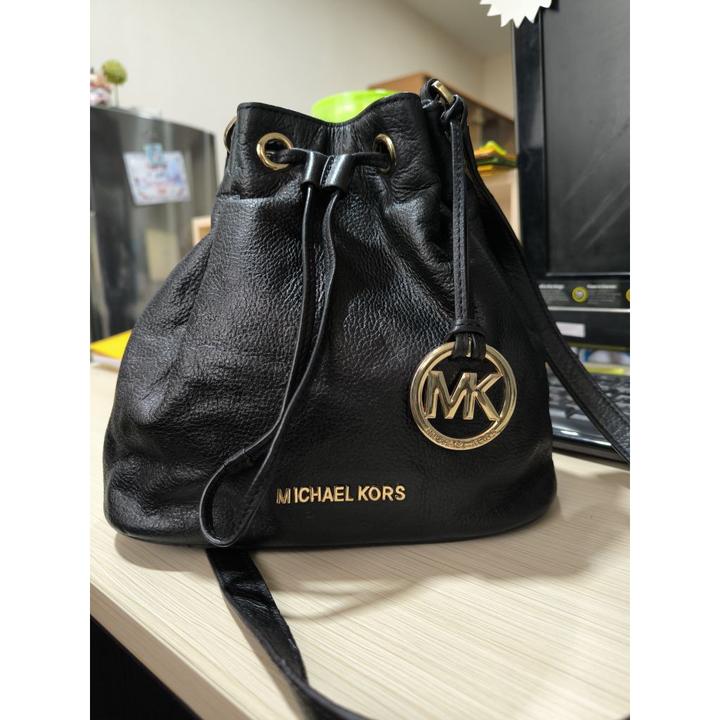 preloved Michael kors bucket bag serut warna hitam