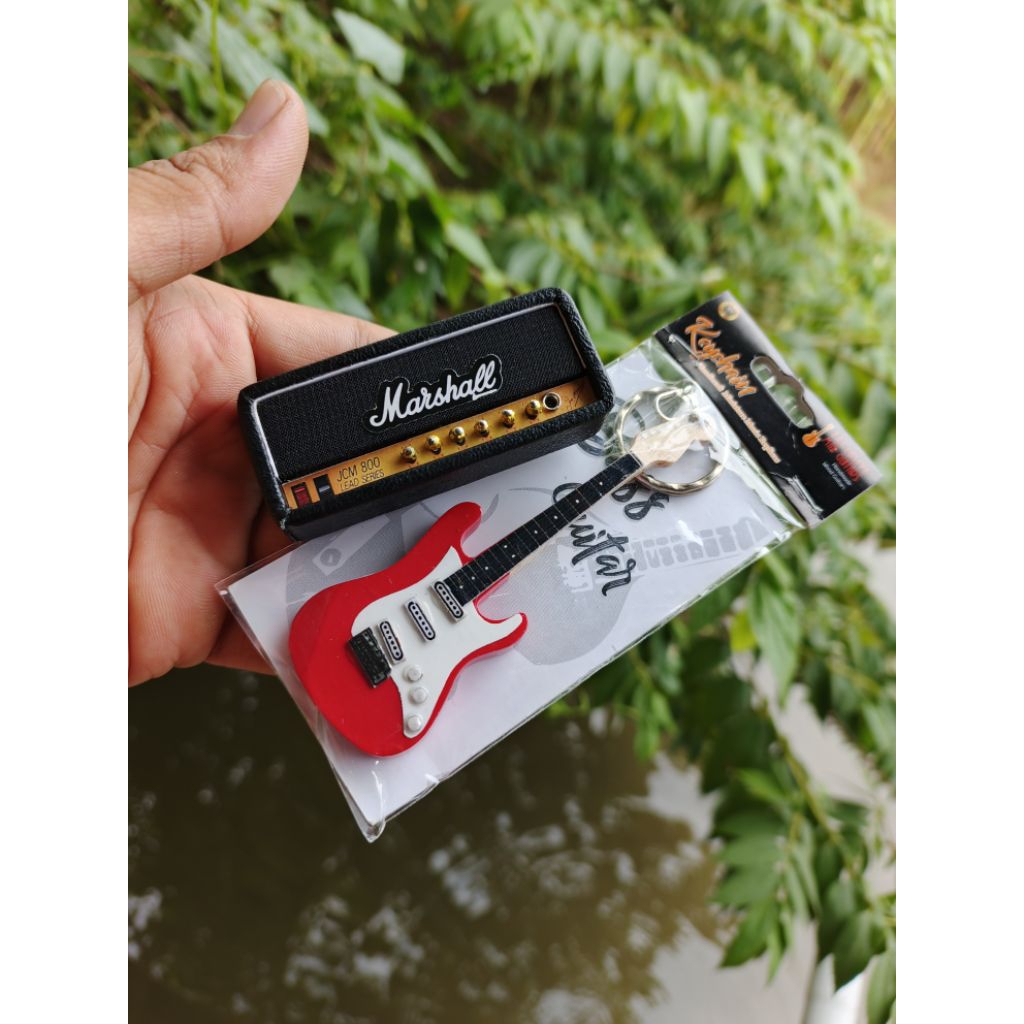 Miniatur gitar listrik + Head Amplifier skala 1:12