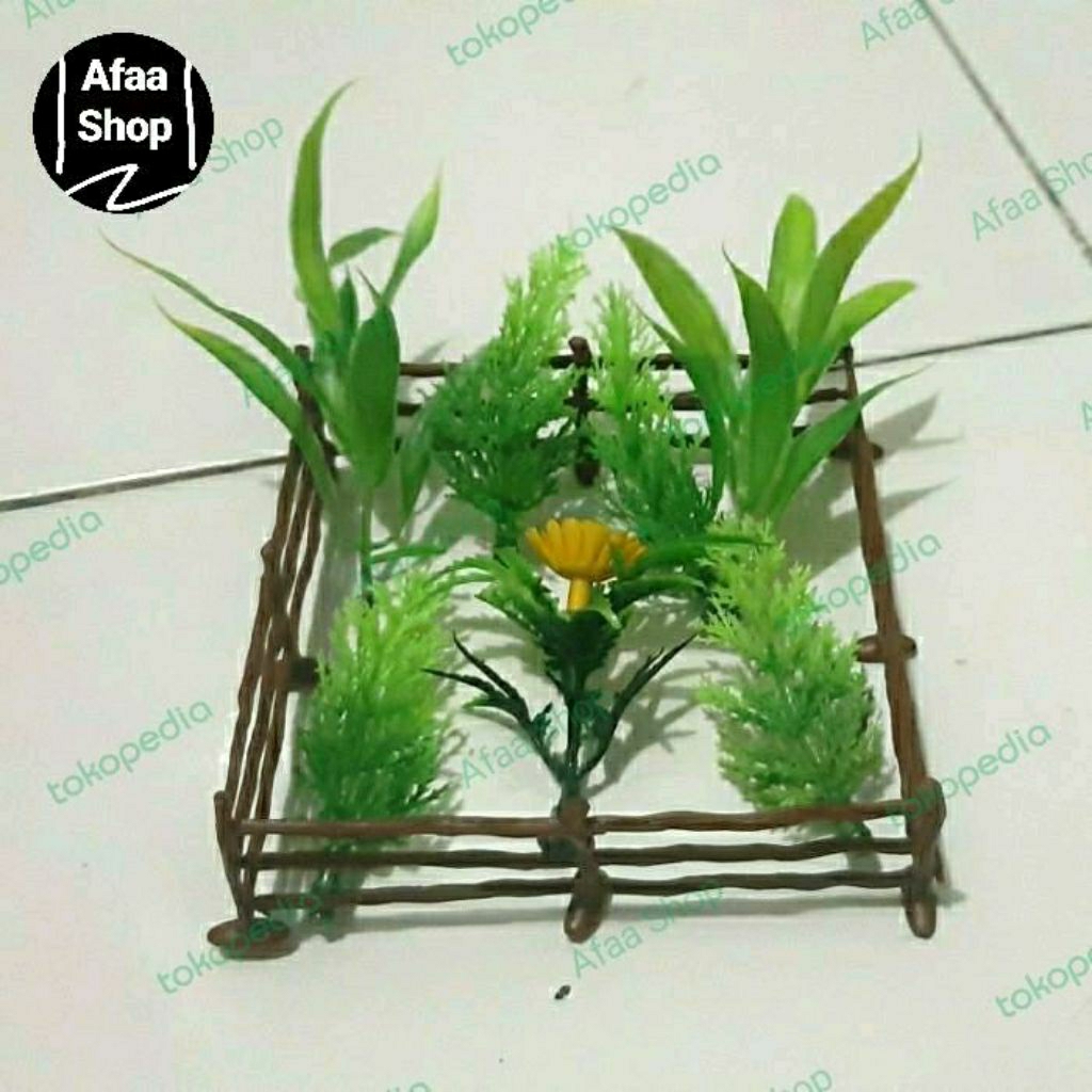 Mainan preloved figure miniatur pagar tanaman rumput, pohon, bunga