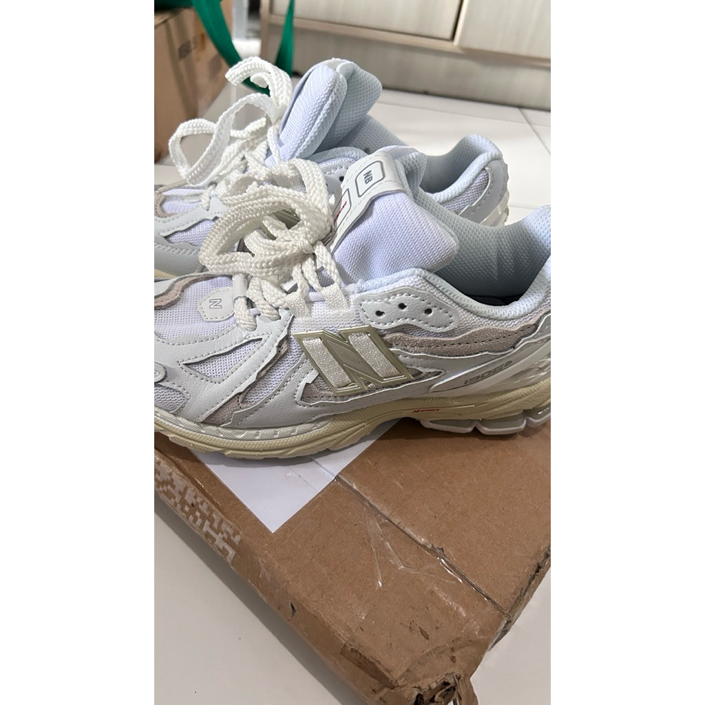 NB Running 1906D WHITE CREAM SIZE 37 (22,5cm)