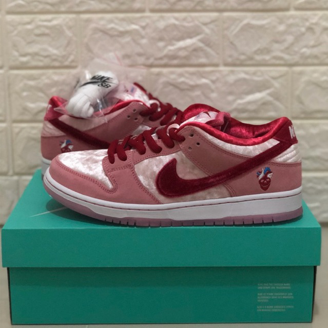 Nike SB Dunk Low StrangeLove Skateboards (100% Authentic)