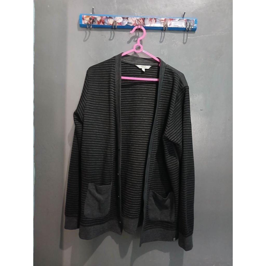 Preloved sweater by details size S