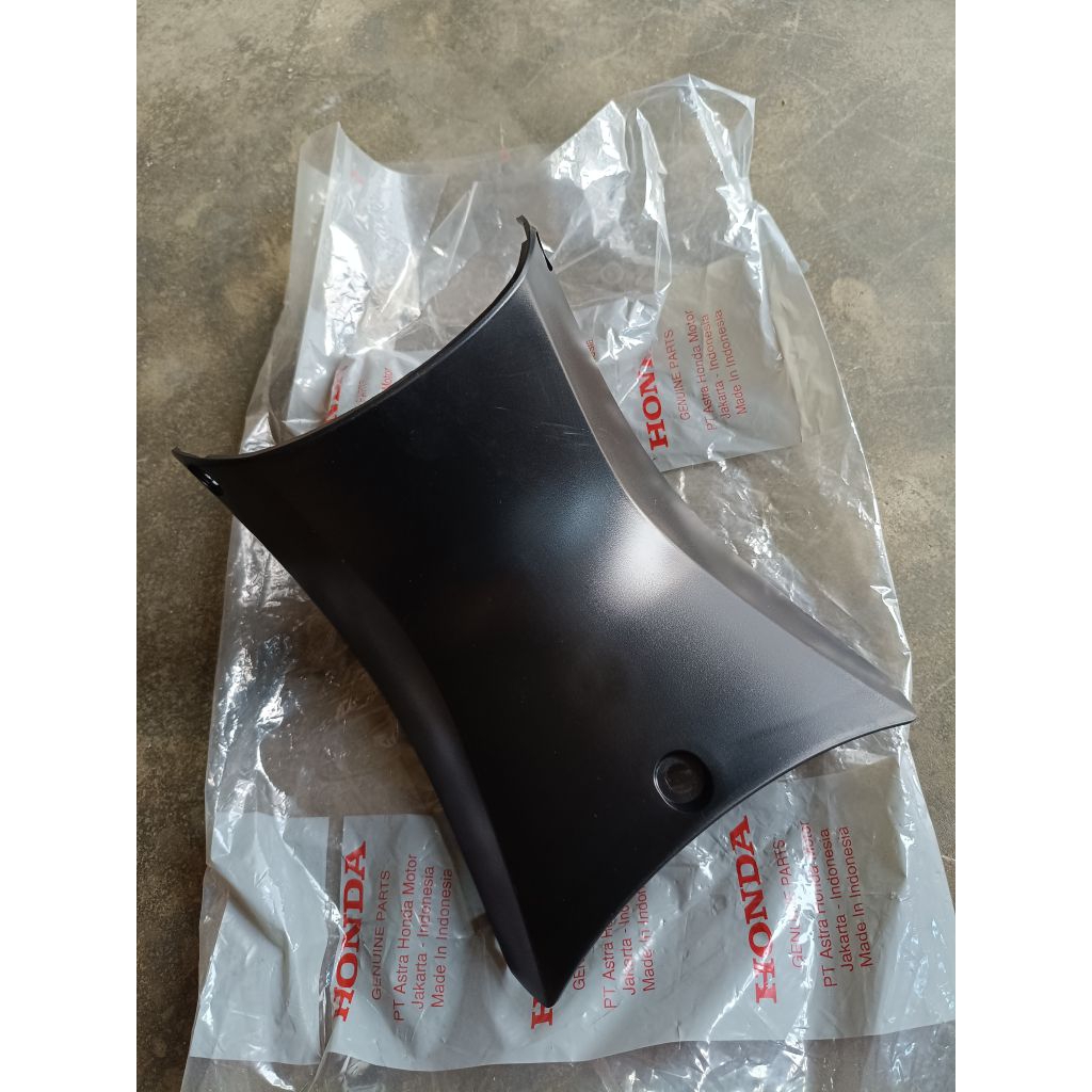 cover center / legshield bagian tengah honda supra X125, original AHM