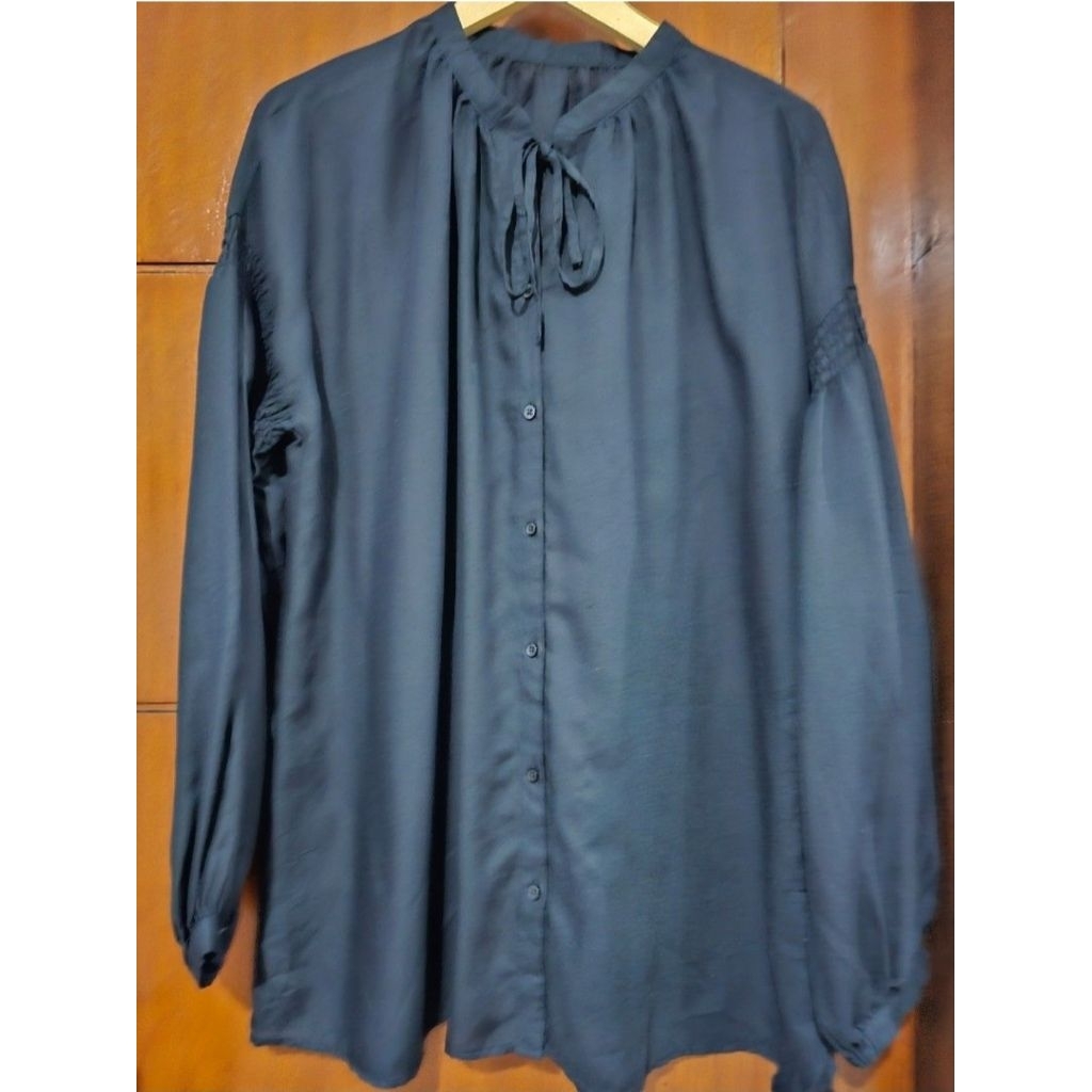 Blouse hitam GLOBAL UNIQLO