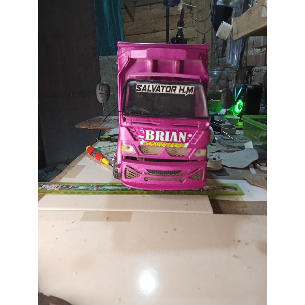 Truck miniatur skala 1:16 PVC