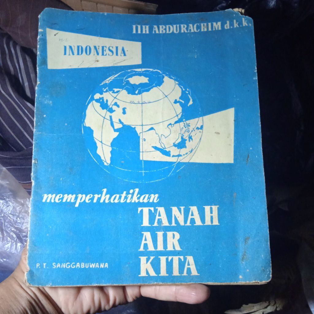 buku Indonesia, memperhatikan Tanah air kita, buku original jadul