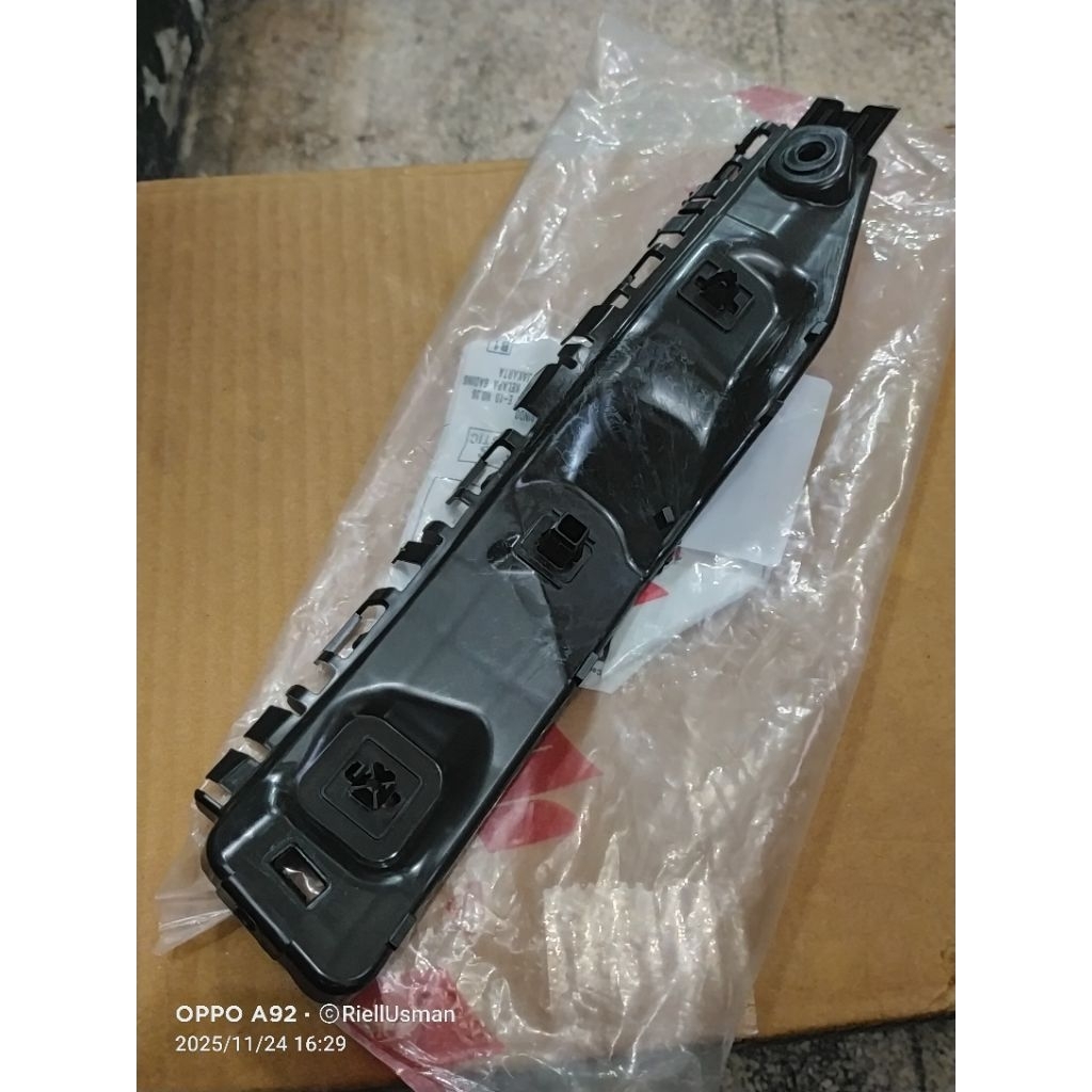 Breket Bemper Belakang Suzuki Splash Asli Suzuki
