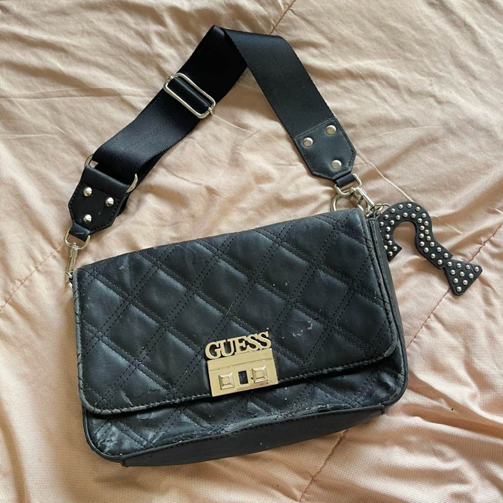 Tas Sling Bag Selempang GUESS hitam + ganci
