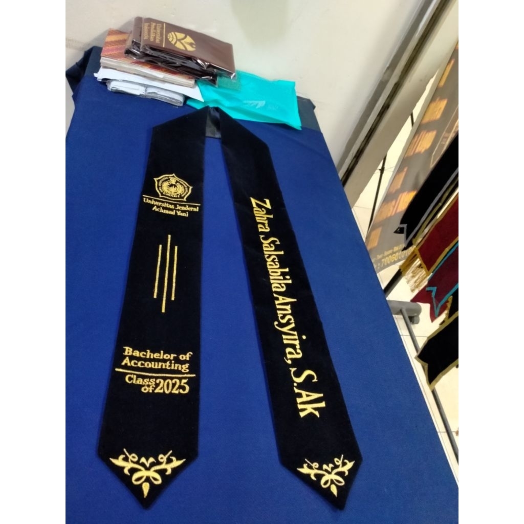 (SELEMPANG WISUDA KALUNG /LEHER)( BAHAN BLUDRU HALUS TEBAL TIDAK KAKU)