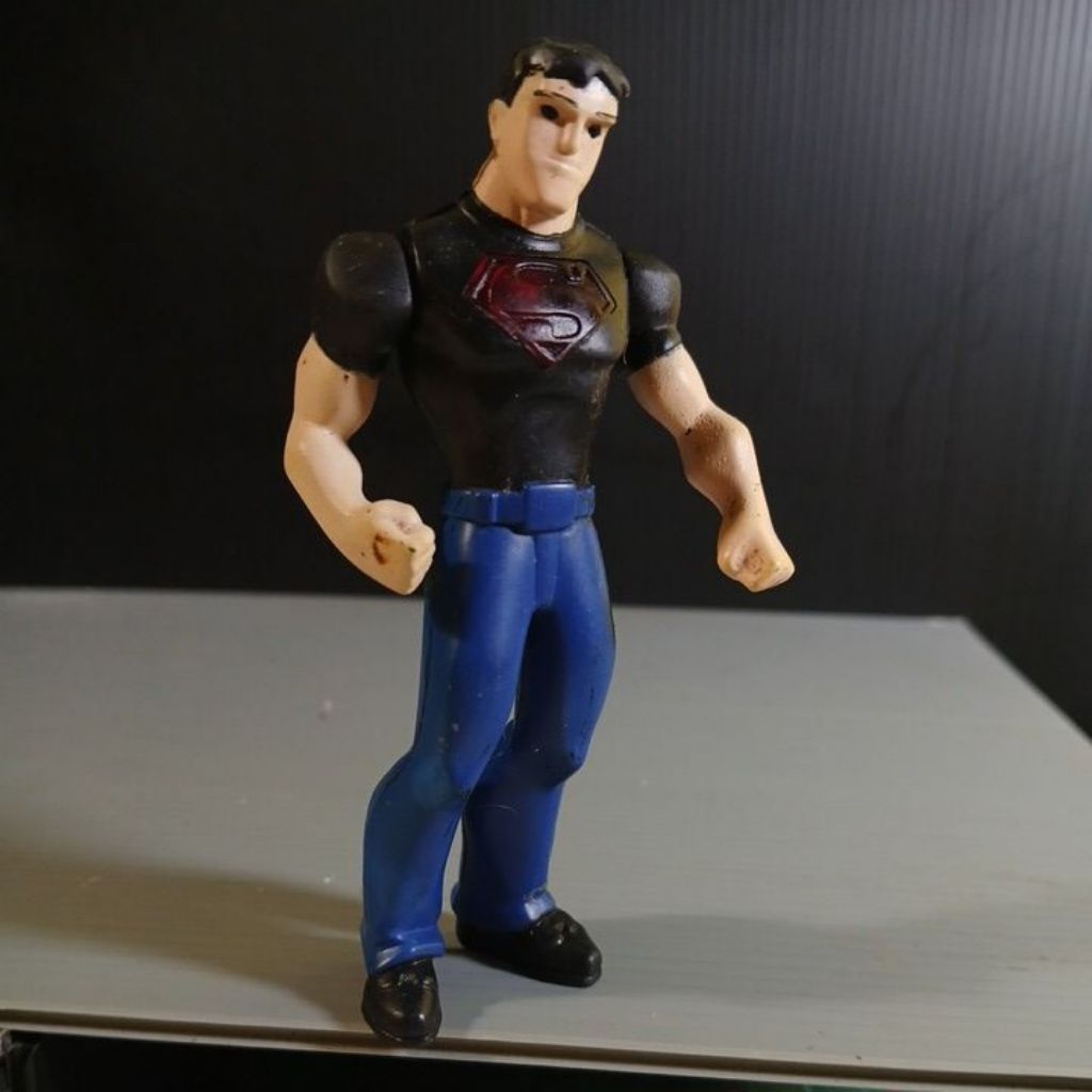 Figure Superman kaos hitam ori ©DC