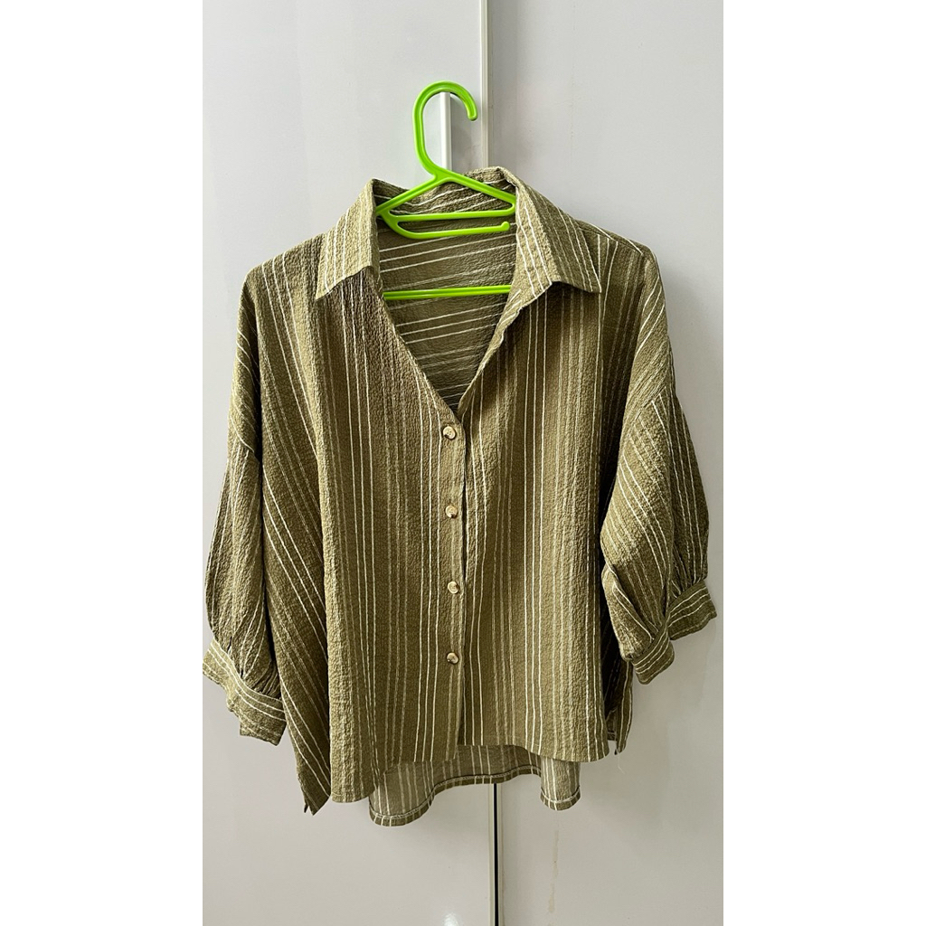 Preloved Kemeja Crinkle Hijau Garis Putih