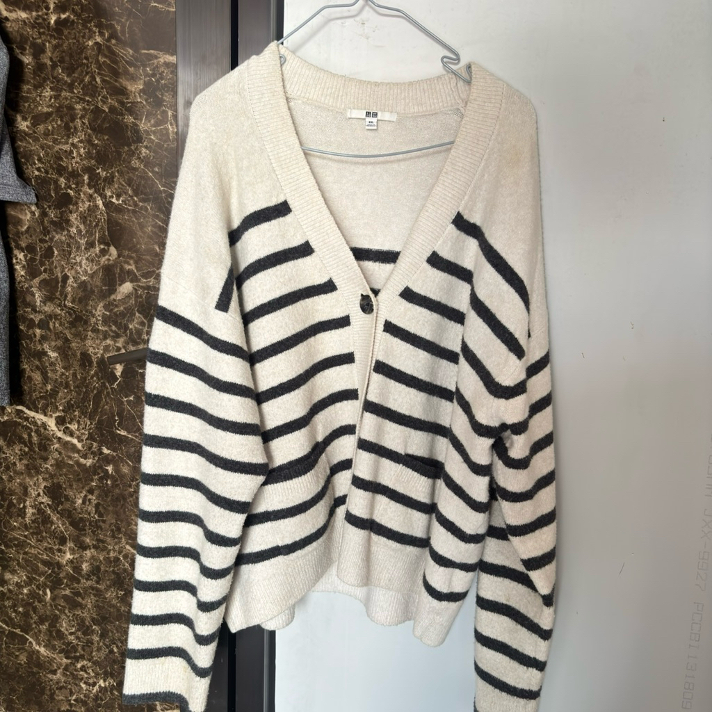 Preloved Cardigan Uniqlo Kerah V Souffle Yarn