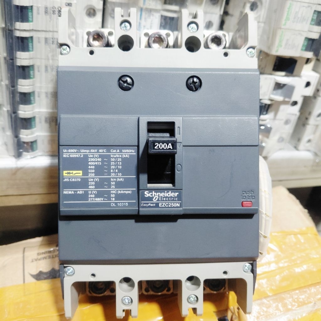 Mccb breaker nfb Schneider EZC250N 200 A 3P +Shuntrip