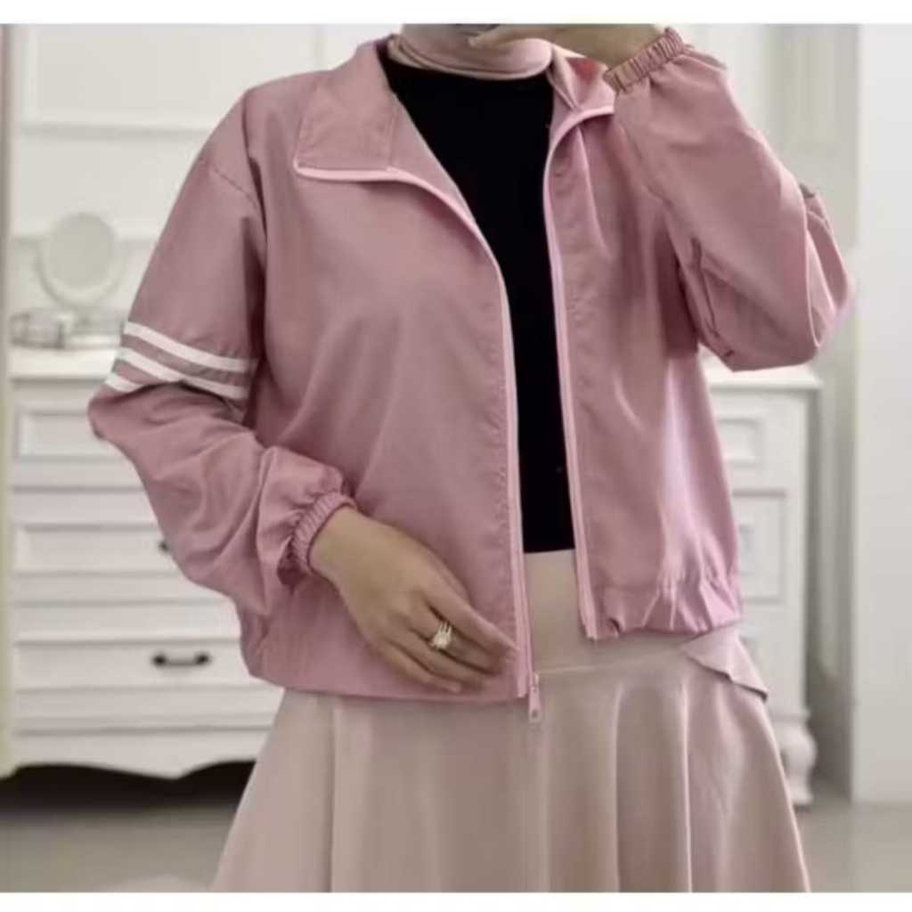 Jaket Crop Parasut Wanita Garis Putih Ditangan Jaket Parasut Olahraga Wanita