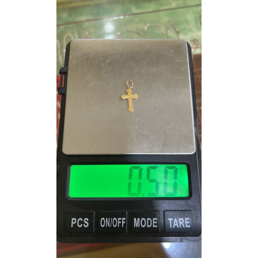 liontin salib emas 22k kadar 700