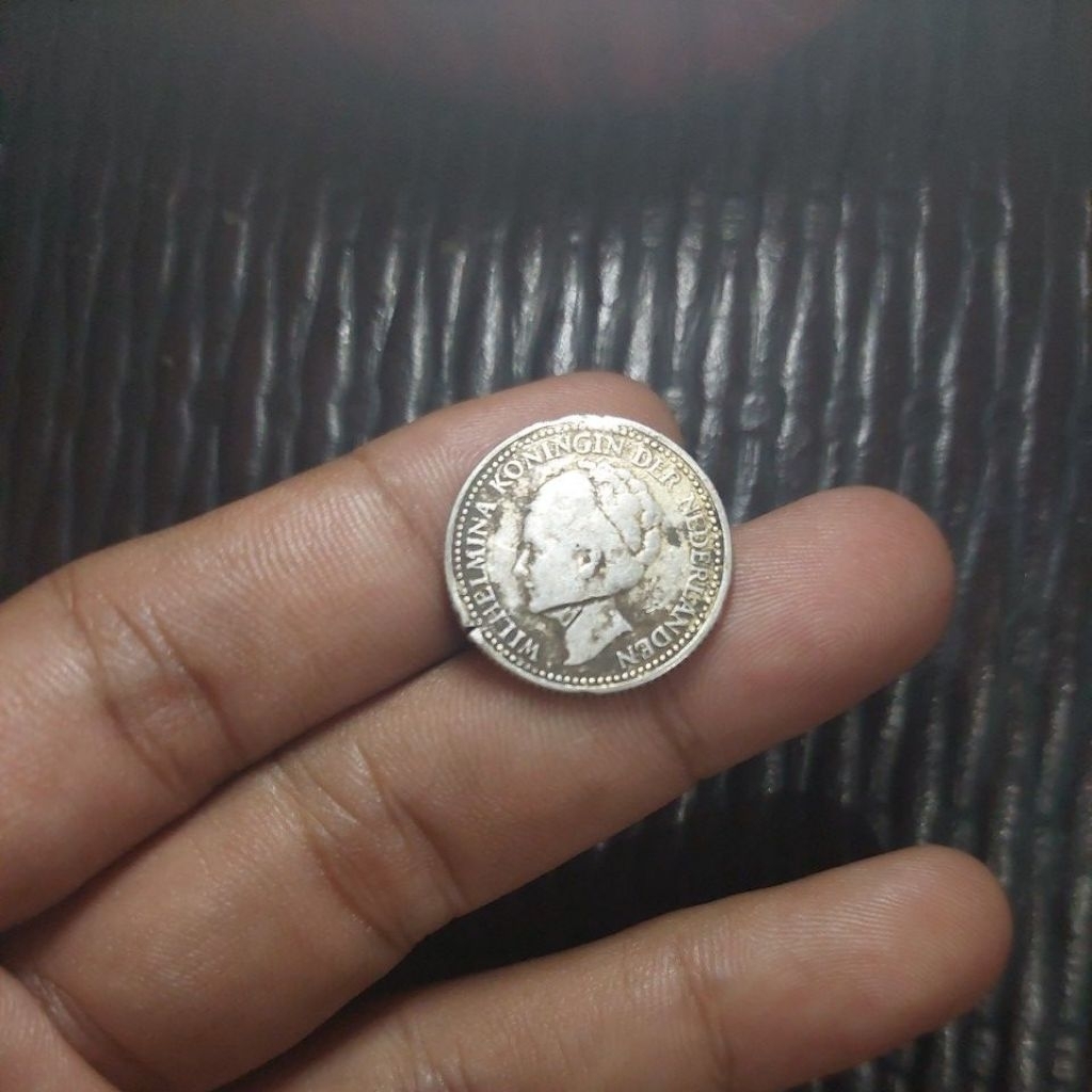 Koin perak bekas bros apa adanya.