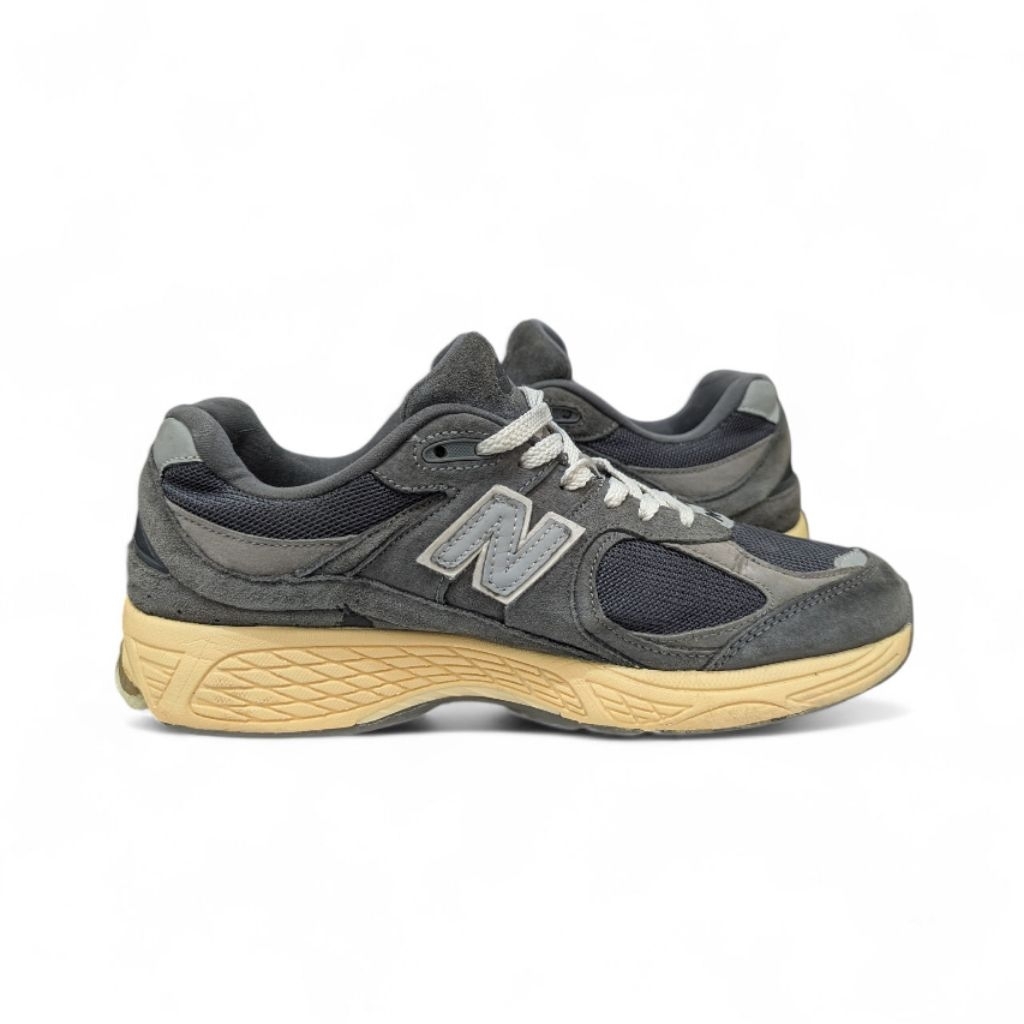 NB 2002R Dark Grey size 42 PRELOVED