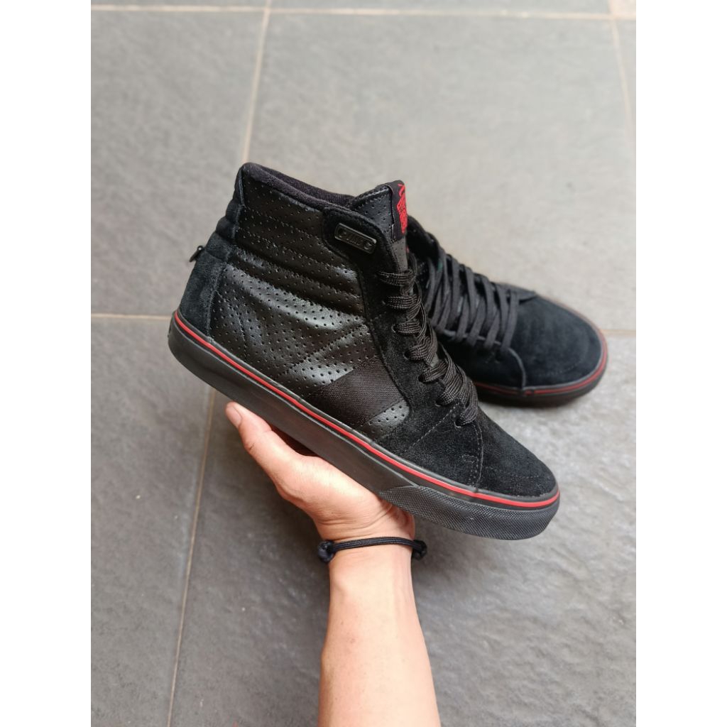 Famous stars and straps OG hi shoes